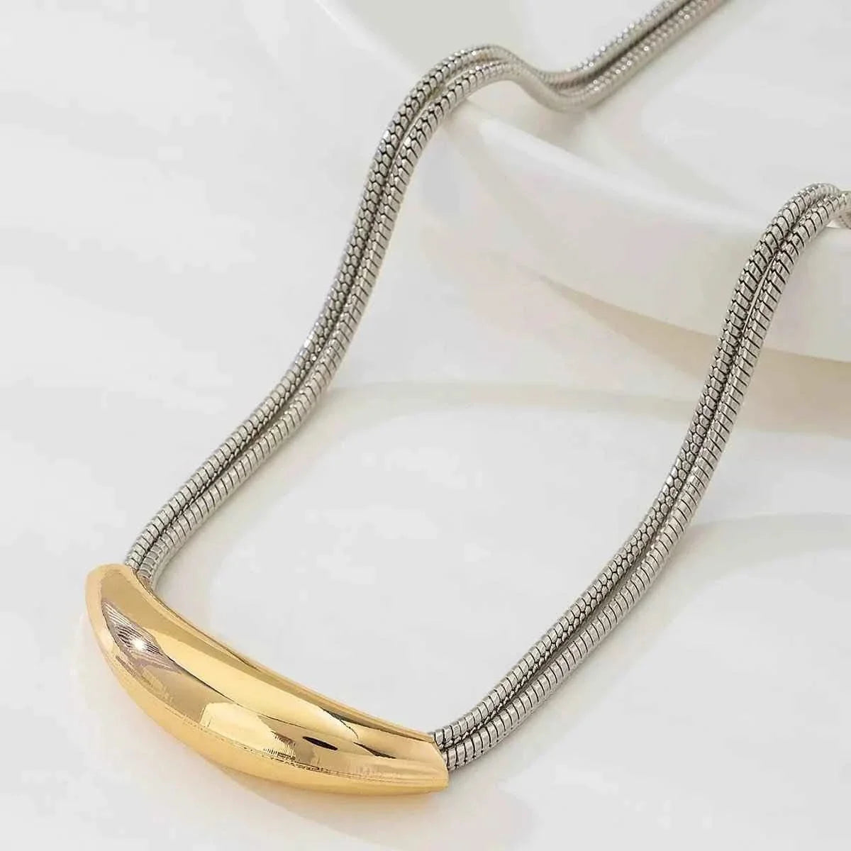 Two-Tone Alloy Curved : Pendant Snake Necklace