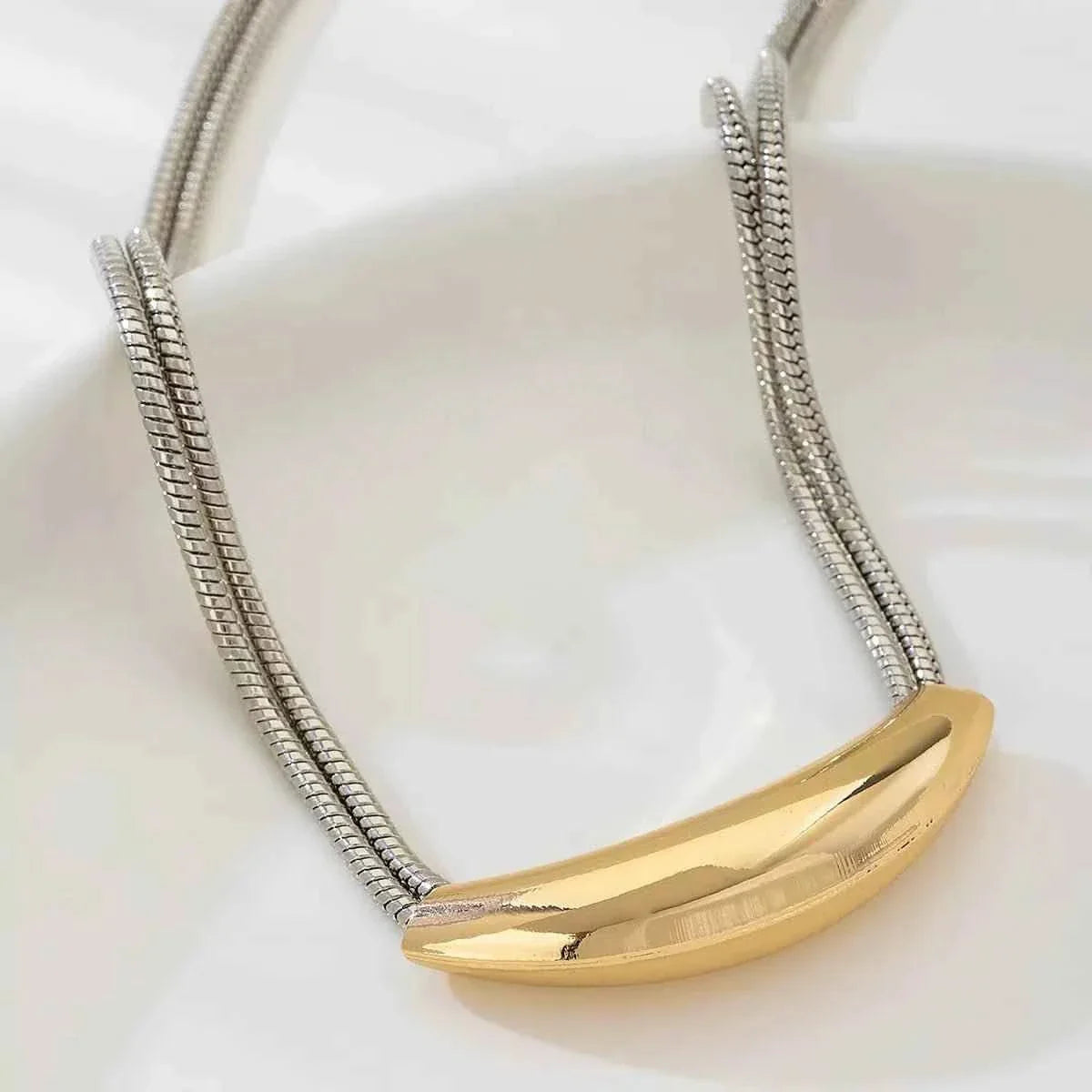 Two-Tone Alloy Curved : Pendant Snake Necklace